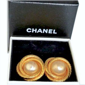Auth P 93 CHANEL Pearl Swirly Gold Plated Camellia Flower Clipped Earrings +Box